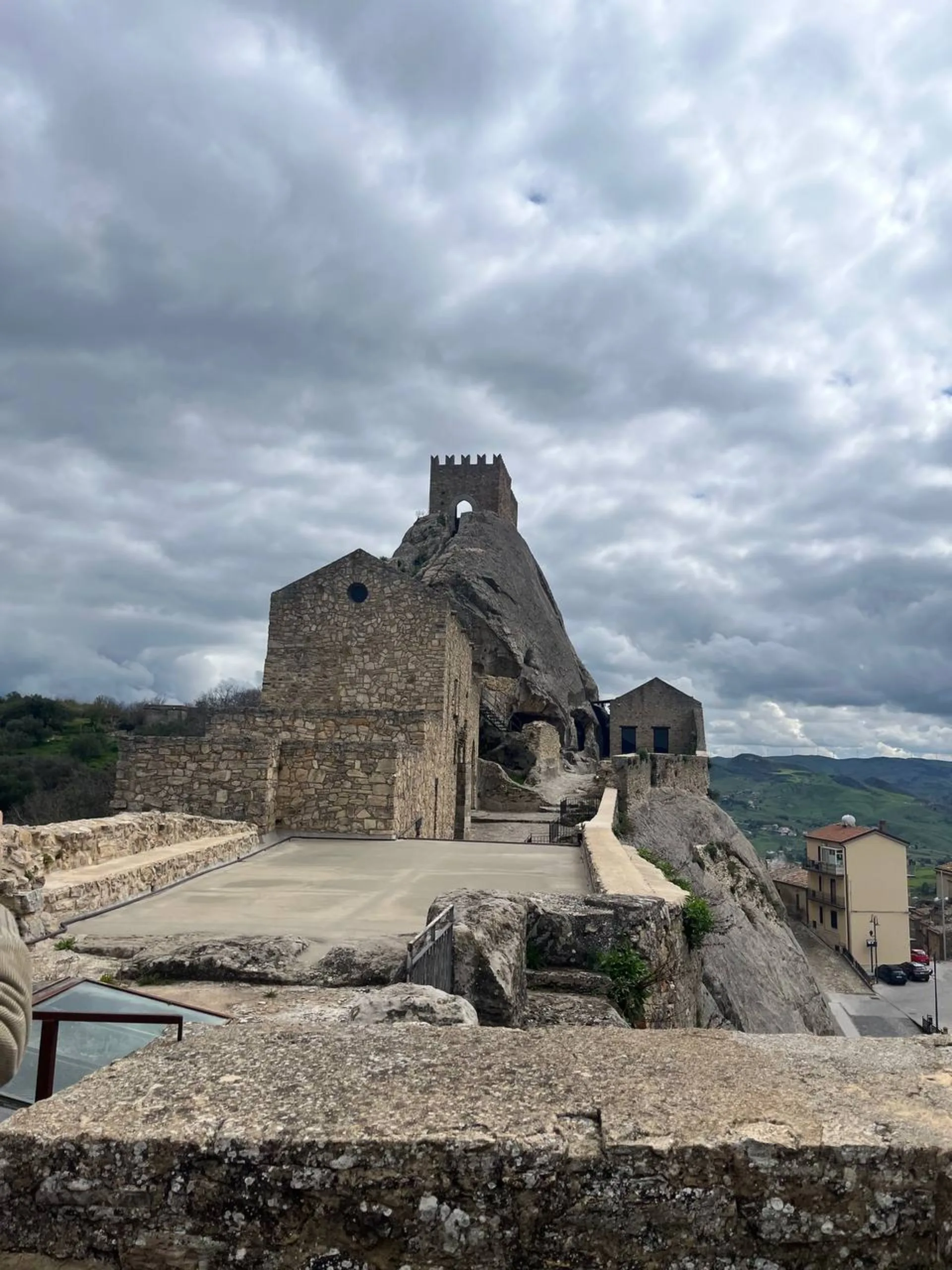 Cosa vedere a Sperlinga: castello rupestre scavato nella roccia con vista panoramica