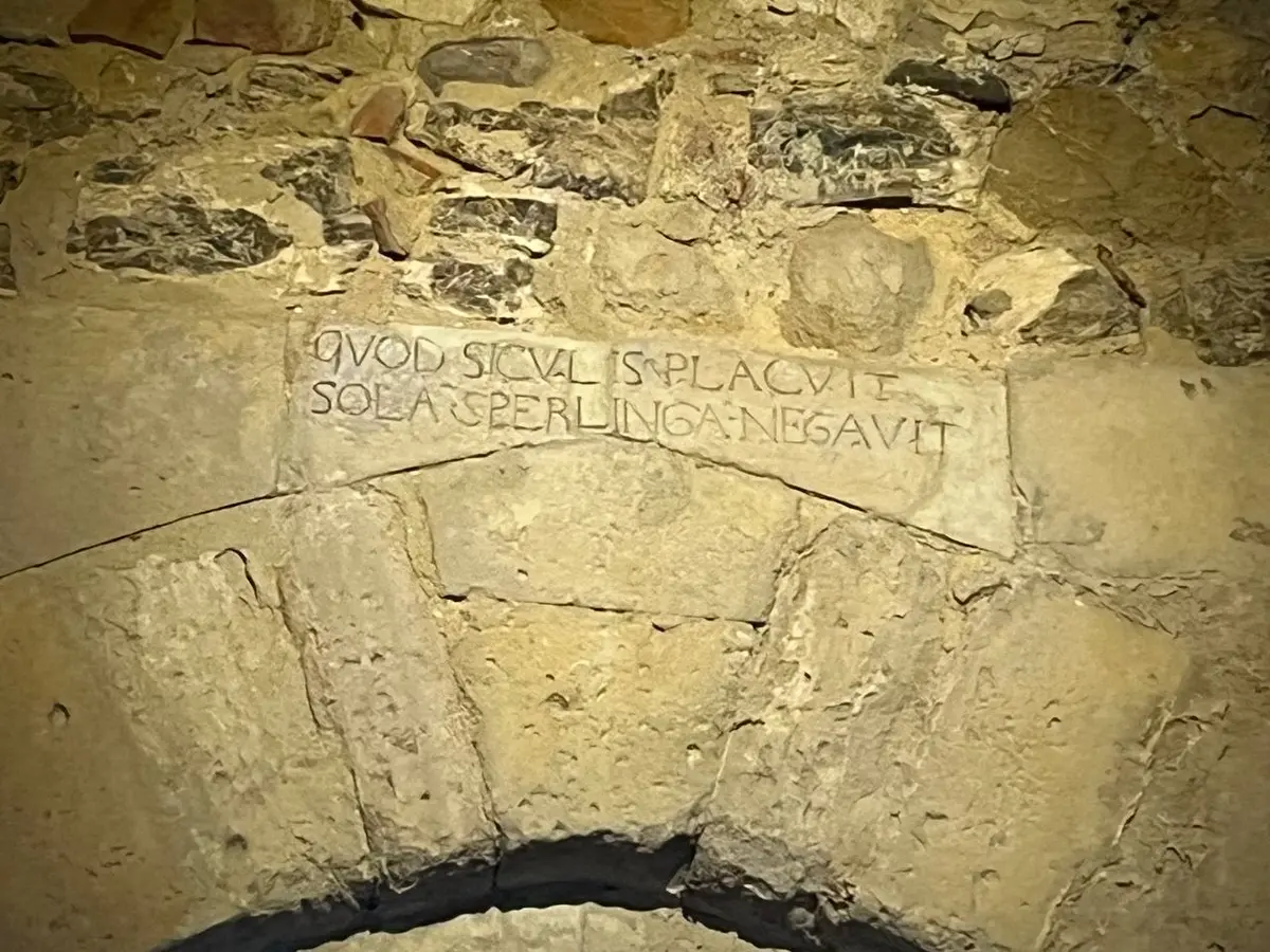 Cosa fare a Sperlinga: l'iscrizione latina dei Vespri Siciliani scavata nel castello