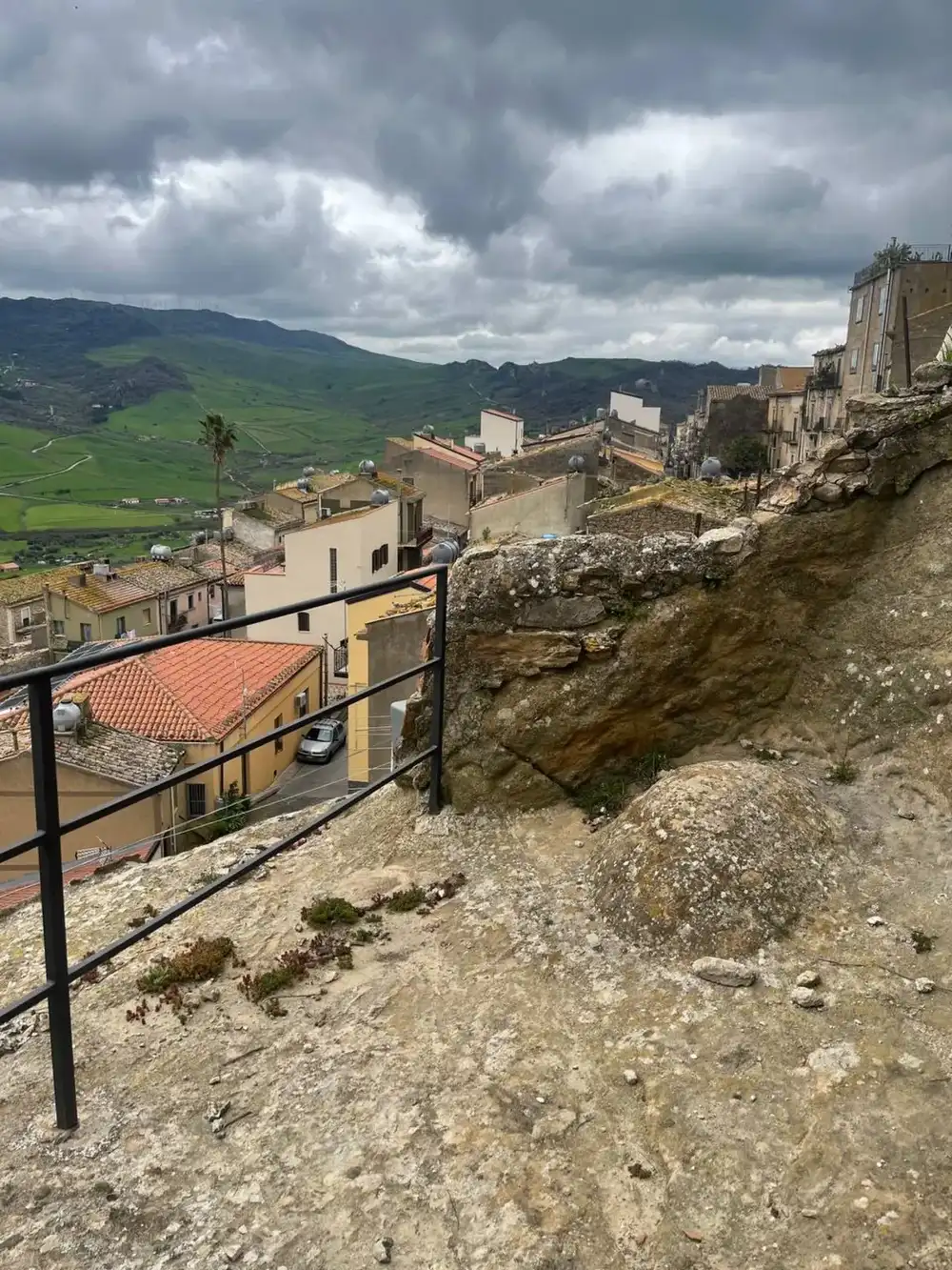 Panorama del borgo di Sperlinga visto dal castello rupestre con montagne dei Nebrodi sullo sfondo
