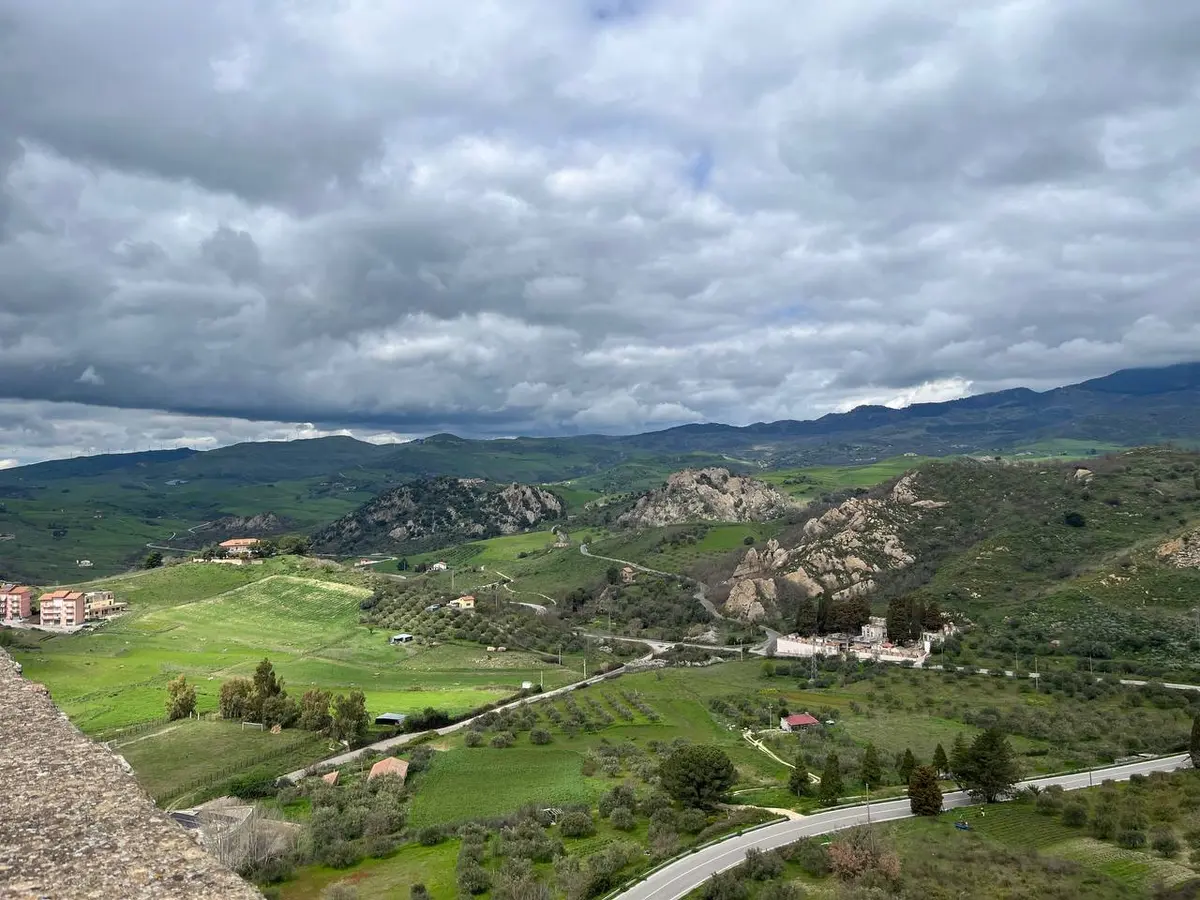 La guida completa a Sperlinga: panorama dei Nebrodi da dove si parla il dialetto gallo-italico
