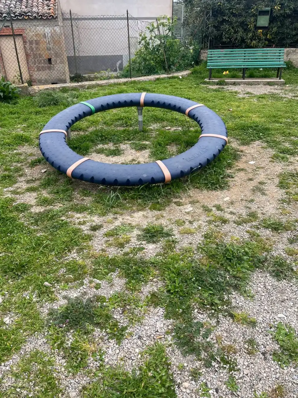 Cosa vedere a Sperlinga: parco giochi con vista Nebrodi e bambini che giocano