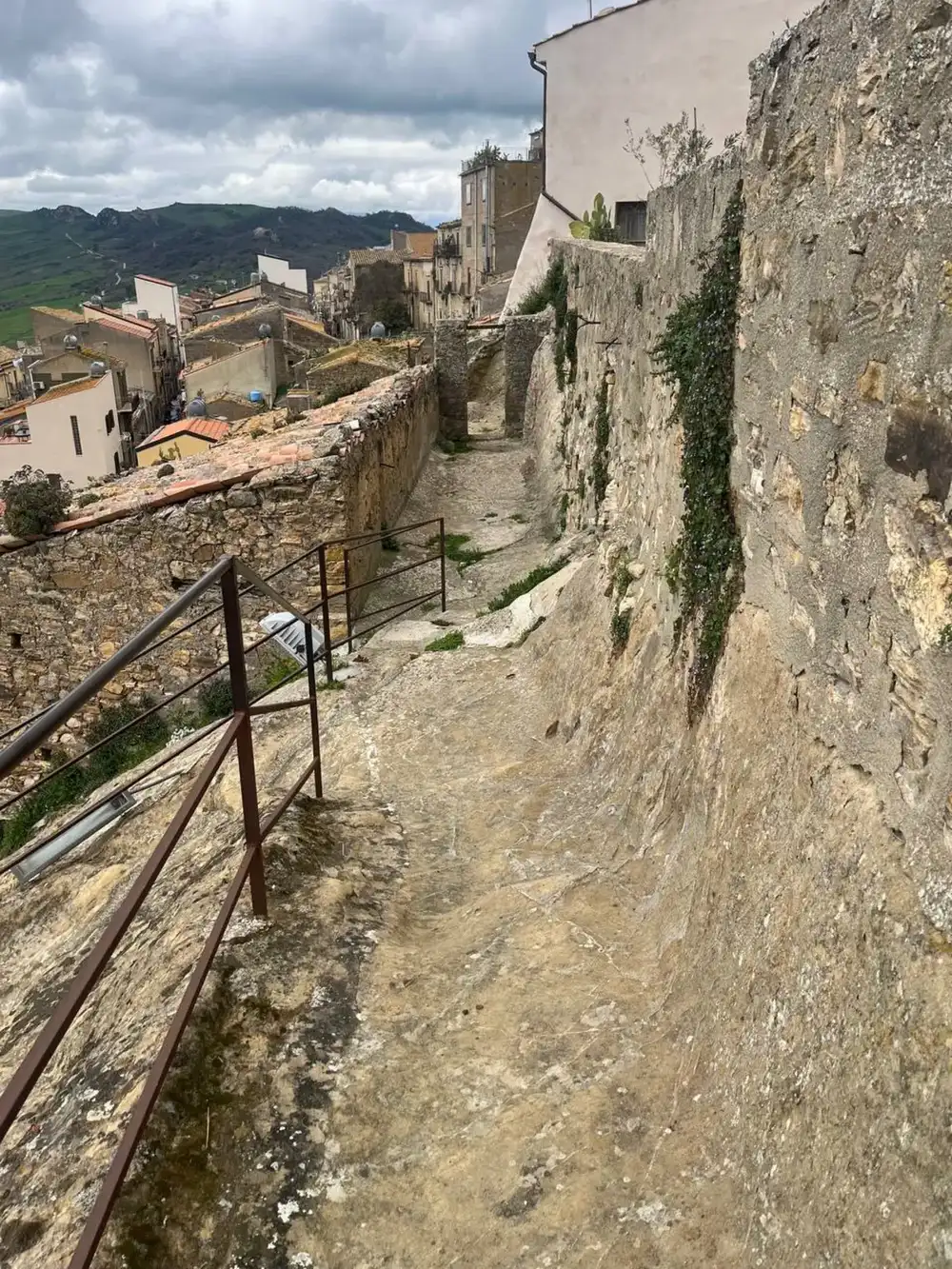 Dettaglio della roccia arenaria stratificata del castello rupestre di Sperlinga con strati geologici visibili