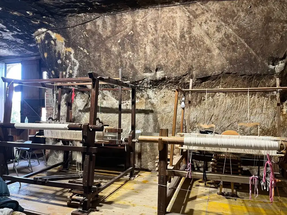 Attrazioni di Sperlinga: grotte-museo con telaio tradizionale e museo della civiltà contadina